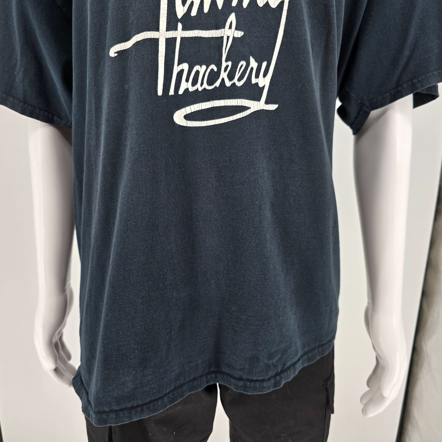 Distressed 2000s Gildan Ultra Cotton Jimmy Thackery Hat Graphic T-Shirt (XXL)