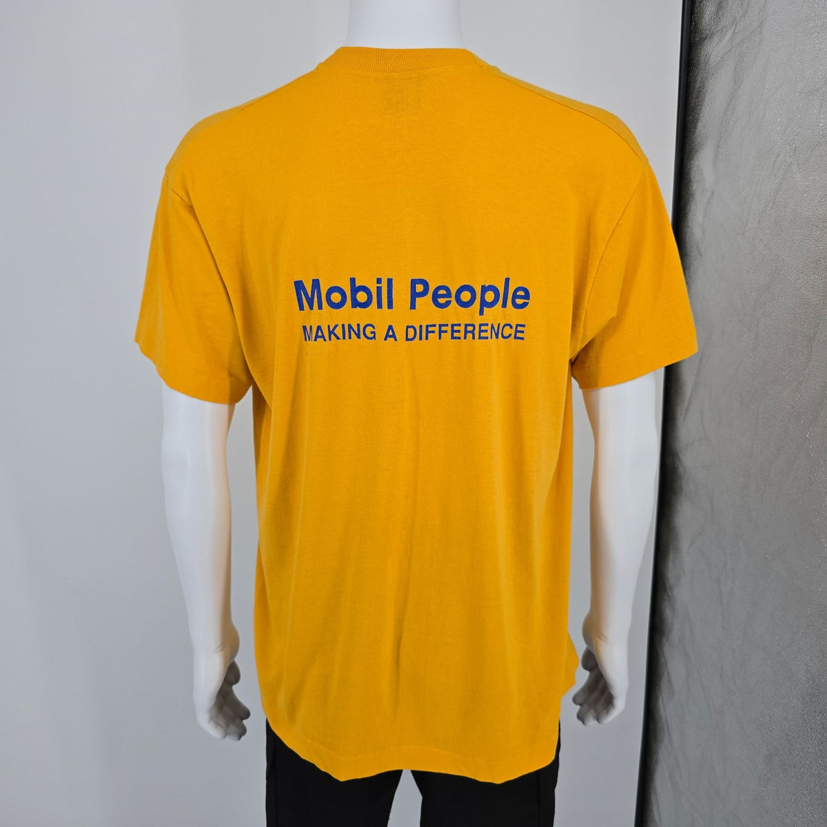 Distressed Vintage 1990s Mobil People "We're Here to Help" T-Shirt (L/XL)