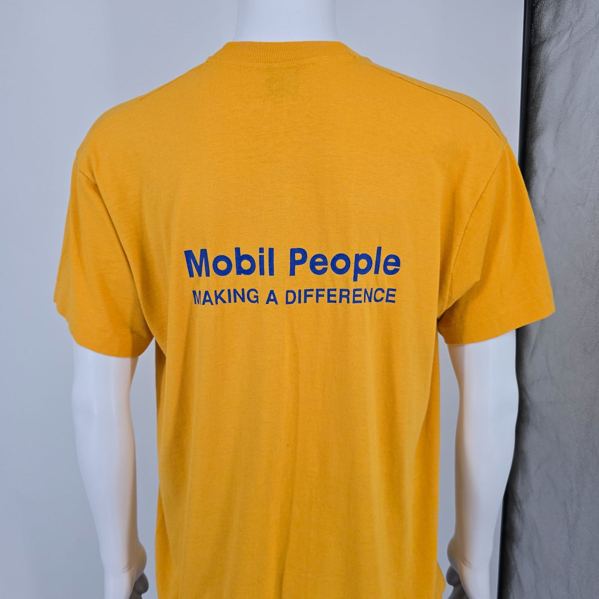 Distressed Vintage 1990s Mobil People "We're Here to Help" T-Shirt (L/XL)
