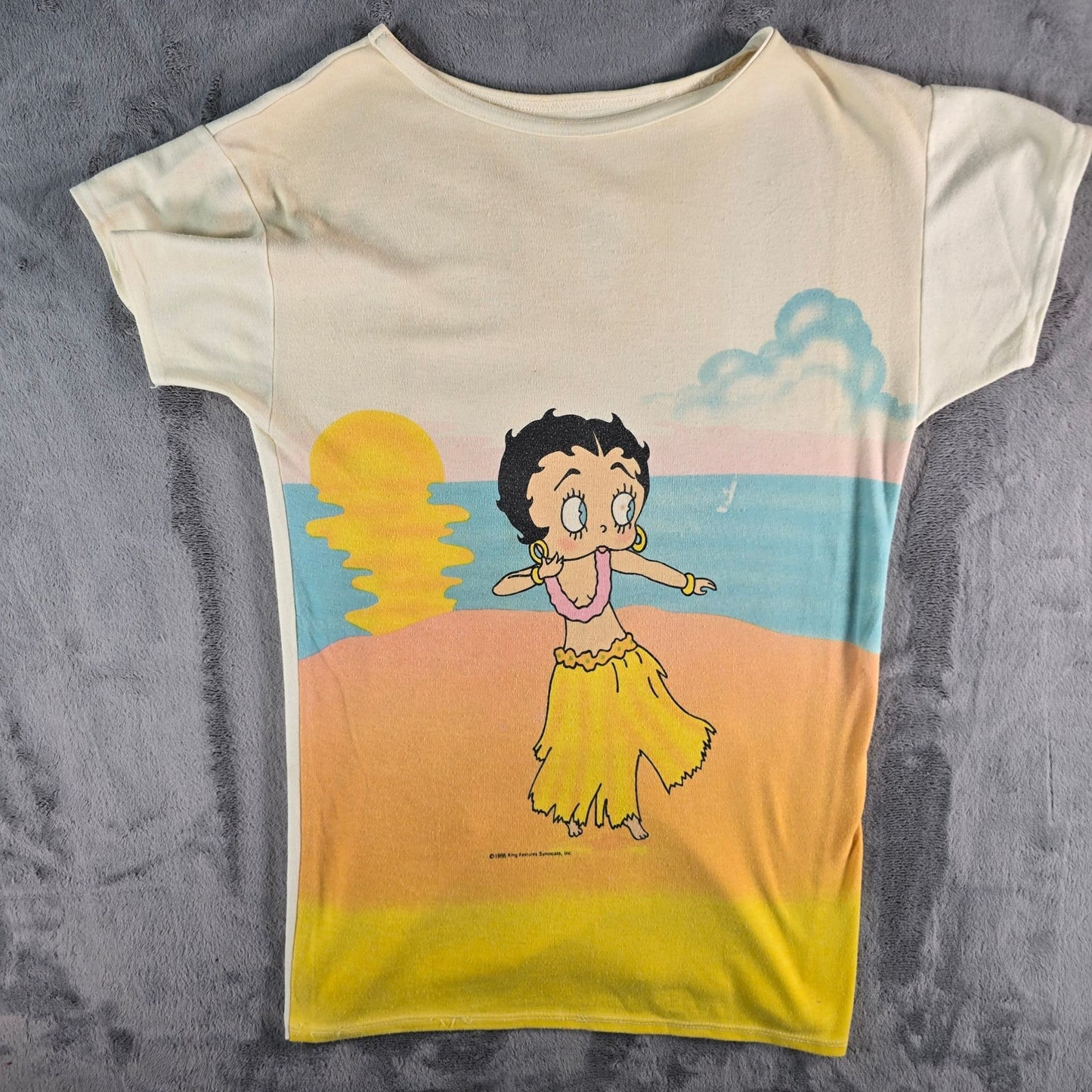 Distressed Vintage 1980s Betty Boop Hula Dancing Beach Scene T-Shirt (Women's L)