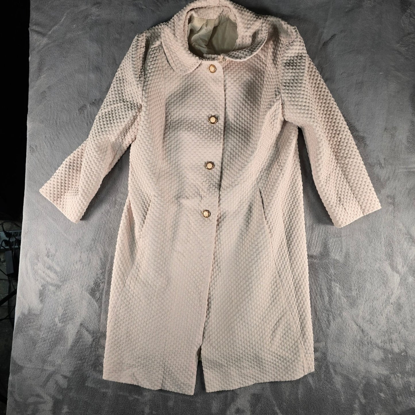 Vintage Early 1970s Alorna Women's Beige Textured A-Line Mod Coat (Large)