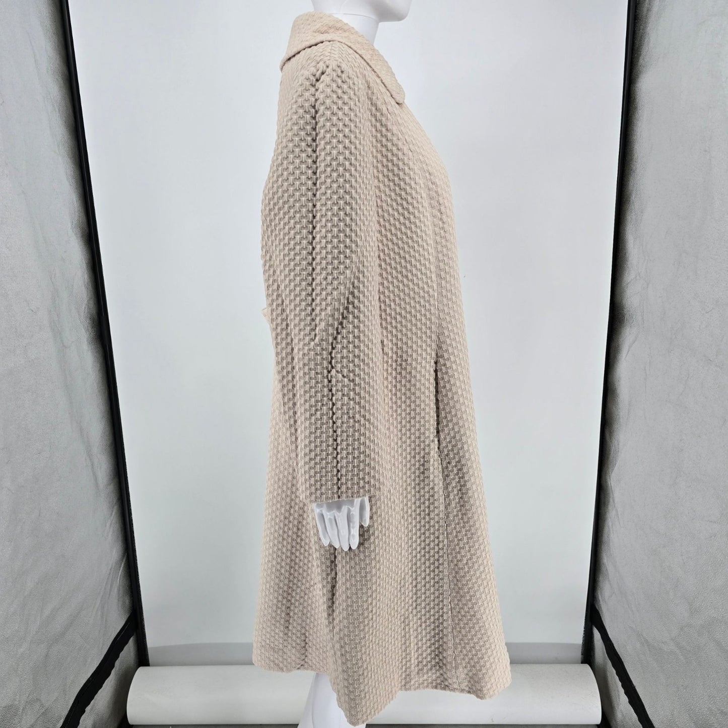 Vintage Early 1970s Alorna Women's Beige Textured A-Line Mod Coat (Large)