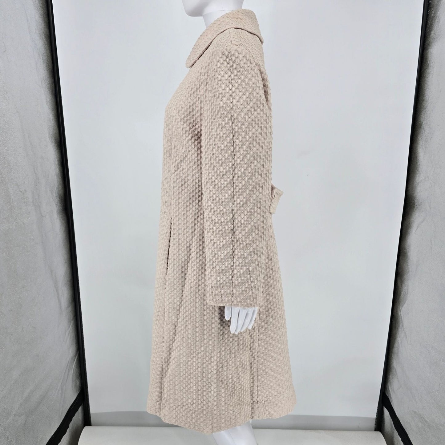Vintage Early 1970s Alorna Women's Beige Textured A-Line Mod Coat (Large)