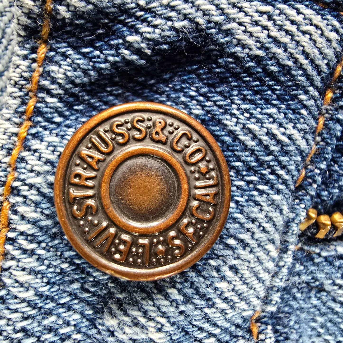 Vintage 1999 Levi's 540 Brown Tab Relaxed Poly/Cotton Light Wash Jeans (36x27)