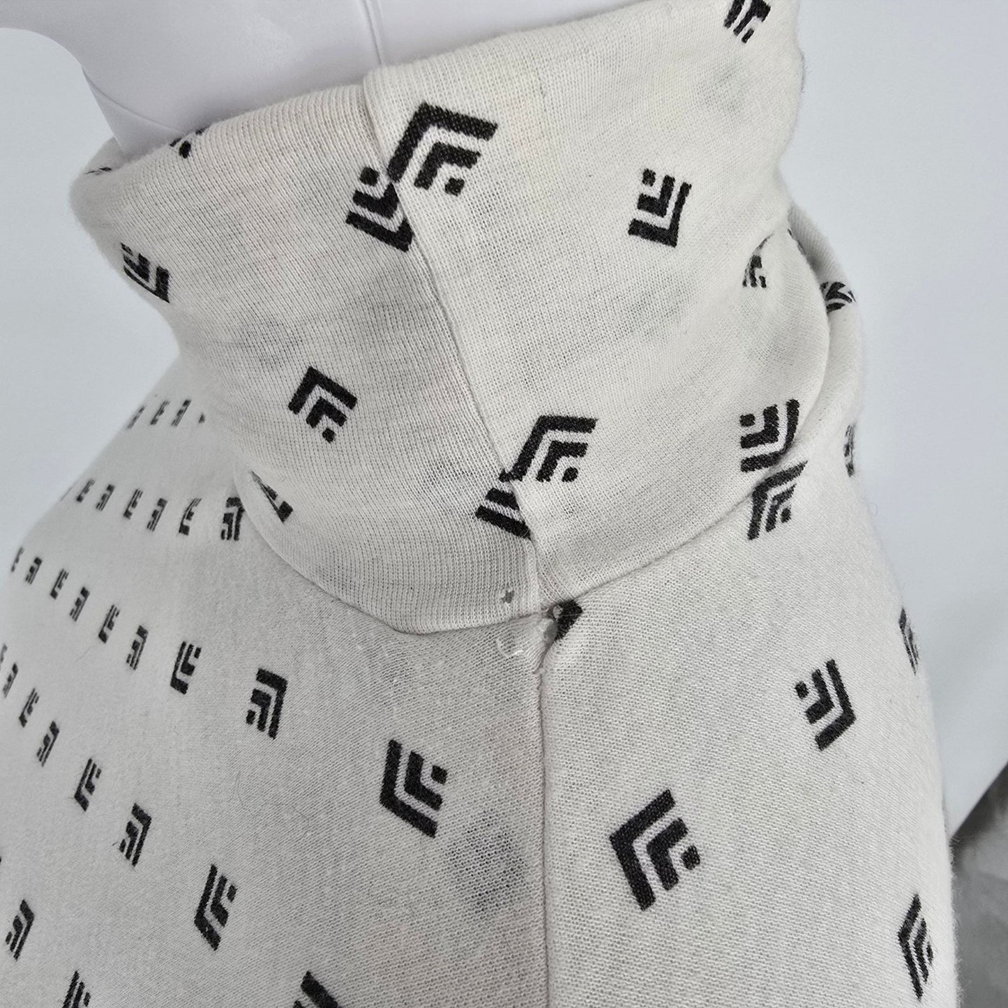 Vintage 1990s Justin Allen Ivory/Black Geometric Print Turtleneck Top (M) *Flaws