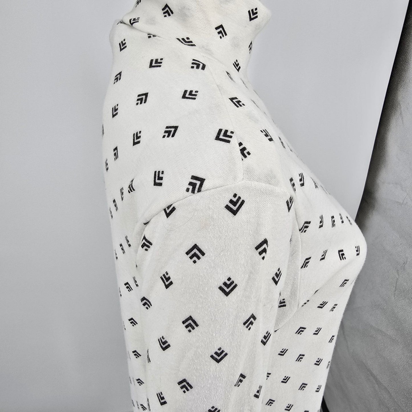 Vintage 1990s Justin Allen Ivory/Black Geometric Print Turtleneck Top (M) *Flaws