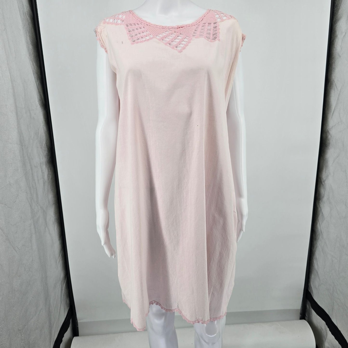 Antique 1920s Handmade Pale Pink Crochet Lace Yoke Cotton Chemise (XL)