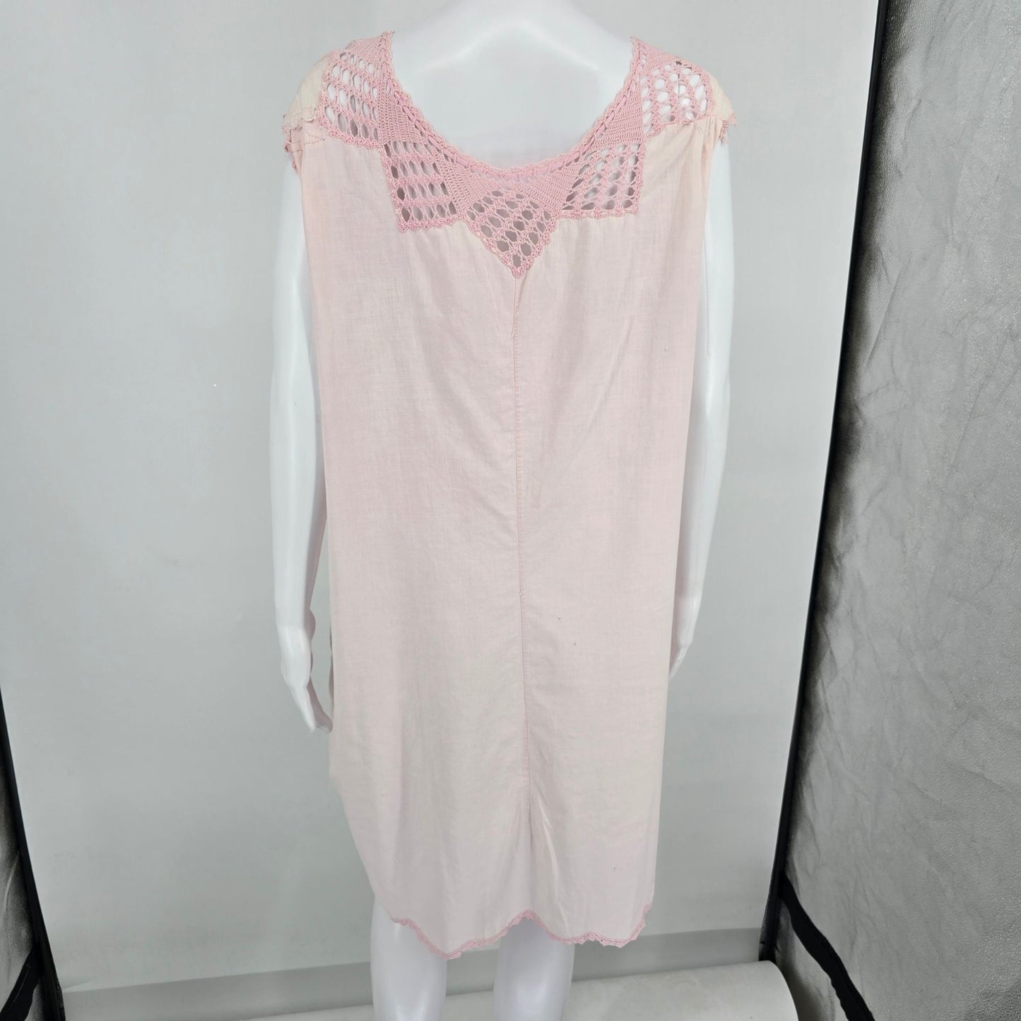 Antique 1920s Handmade Pale Pink Crochet Lace Yoke Cotton Chemise (XL)