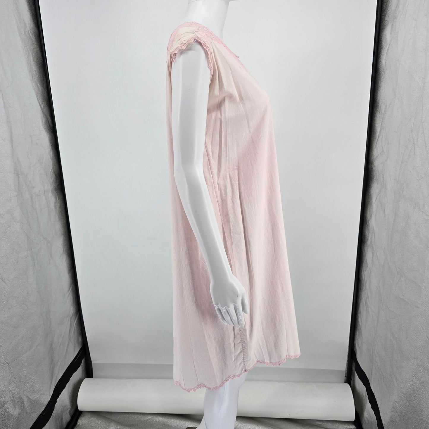 Antique 1920s Handmade Pale Pink Crochet Lace Yoke Cotton Chemise (XL)