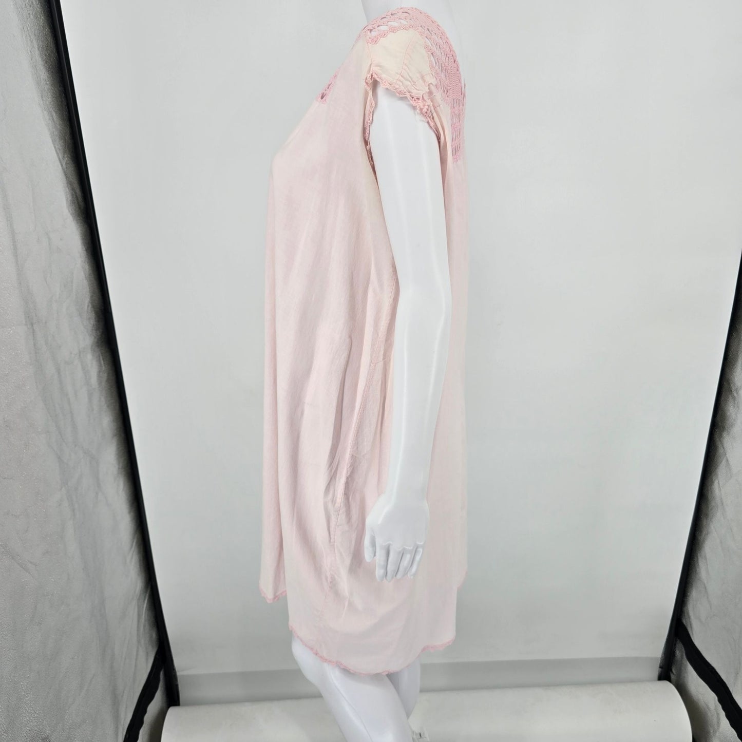 Antique 1920s Handmade Pale Pink Crochet Lace Yoke Cotton Chemise (XL)