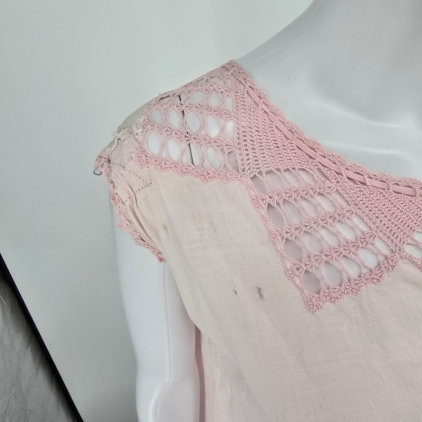 Antique 1920s Handmade Pale Pink Crochet Lace Yoke Cotton Chemise (XL)