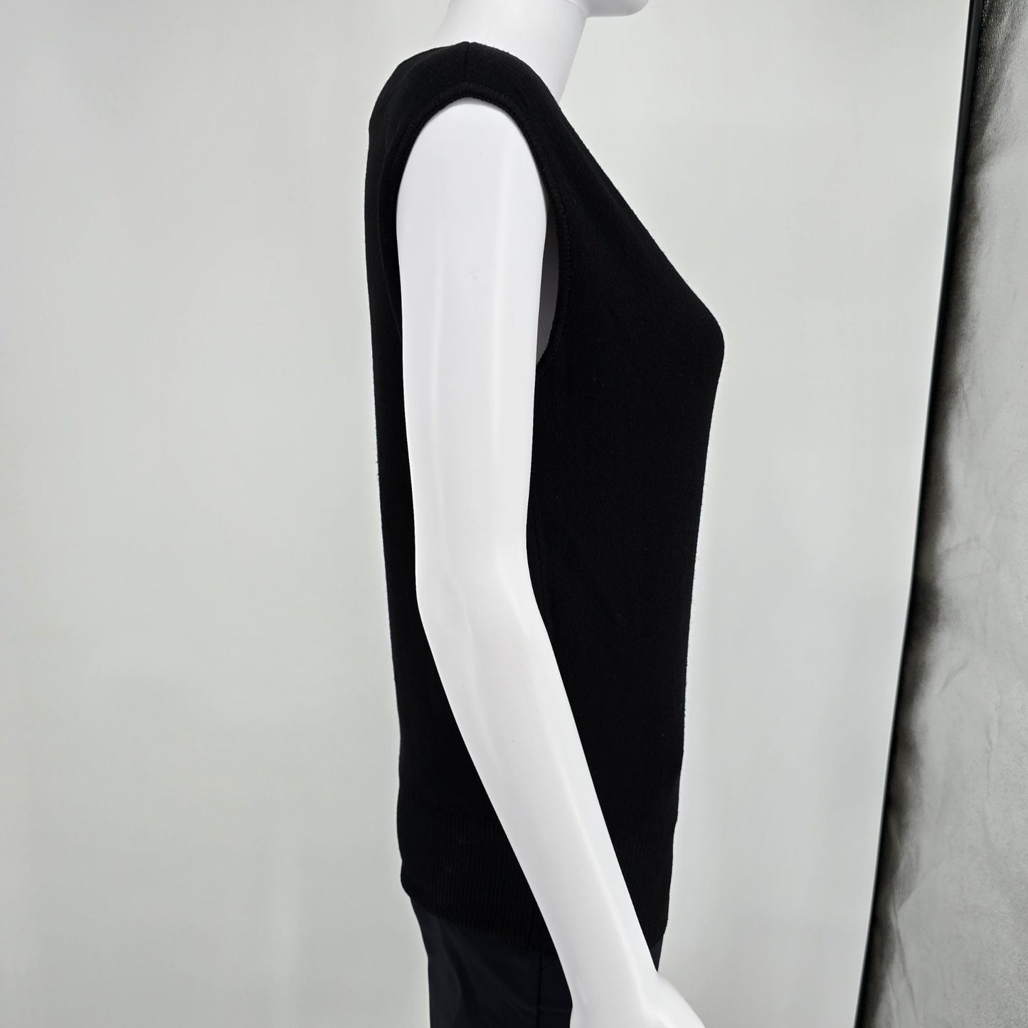 Vintage 1960s Women's Black Knit Bateau Neck Sleeveless Sweater Shell (M)