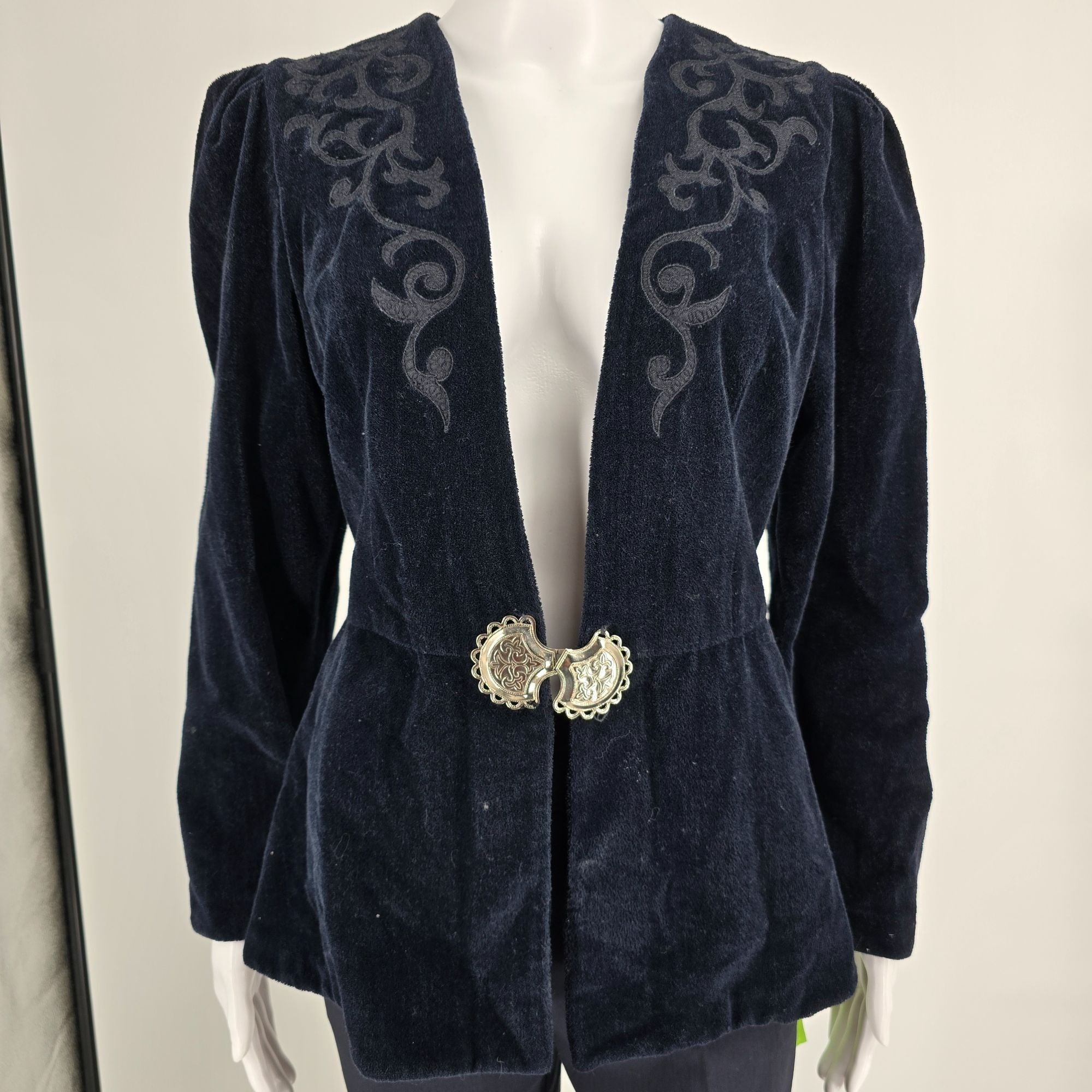 Vintage 1970s Unbranded Navy Velvet Embroidered 40s-Style Peplum Jacke ...