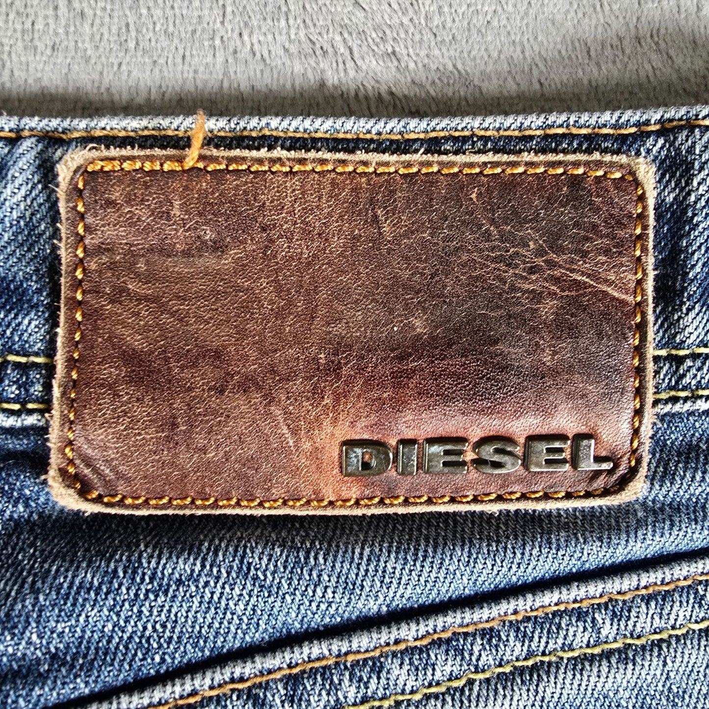 2010 Diesel Larkee Distressed Regular Straight Mens Stretch Denim Jeans (32x31)