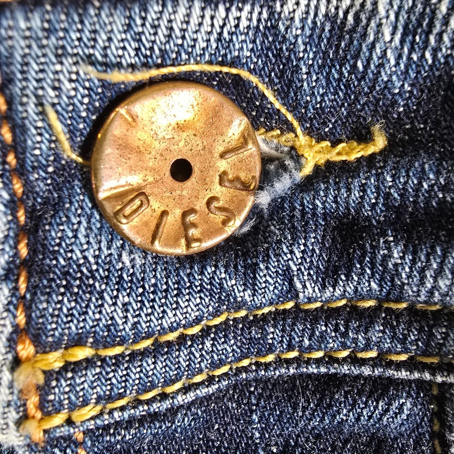 2010 Diesel Larkee Distressed Regular Straight Mens Stretch Denim Jeans (32x31)