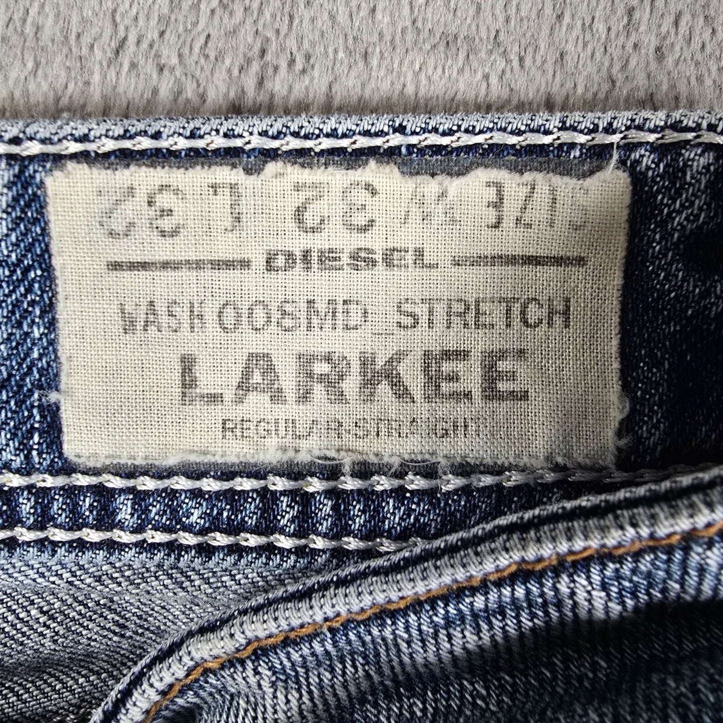 2010 Diesel Larkee Distressed Regular Straight Mens Stretch Denim Jeans (32x31)