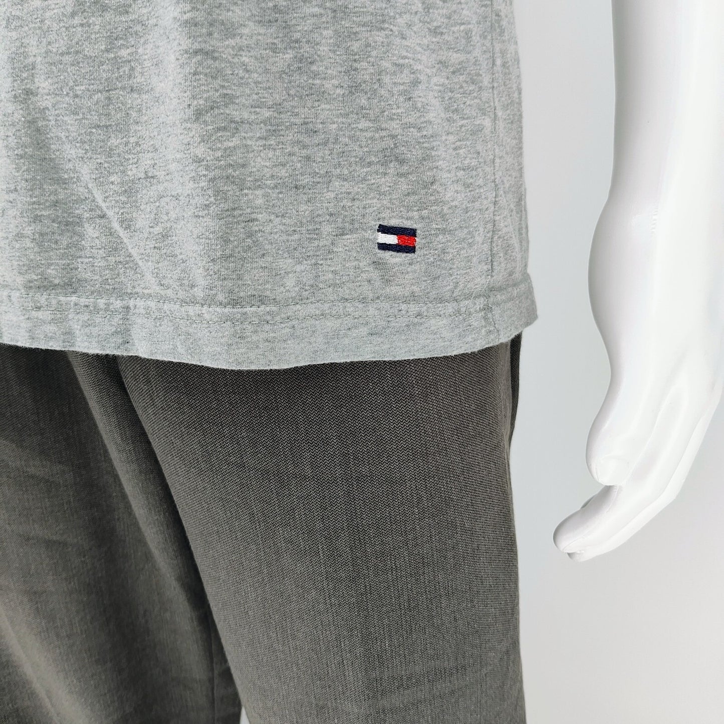 Tommy Hilfiger Women's V-Neck Flag Logo T-Shirt (Large)
