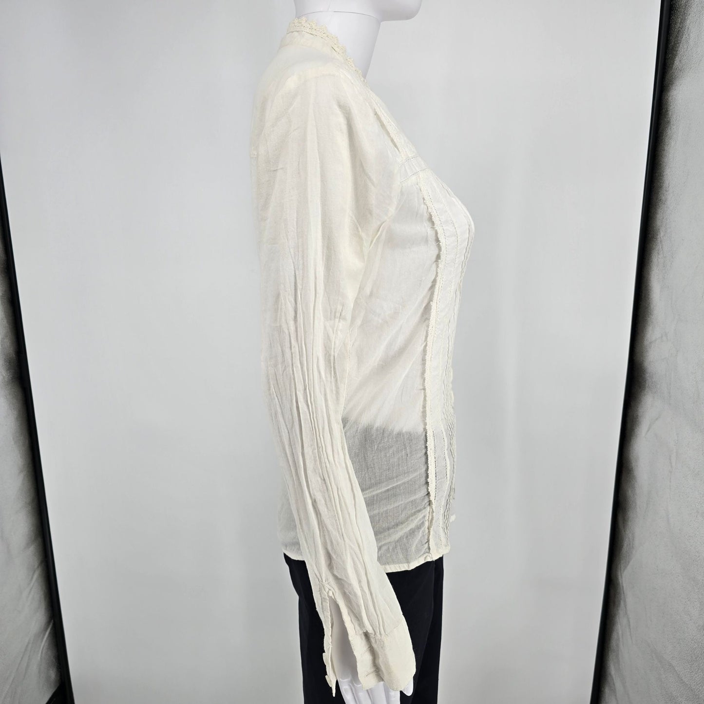 Distressed Vintage Y2K Cream Pintuck Pleated Lace Trim Boho/Victorian Blouse (M)