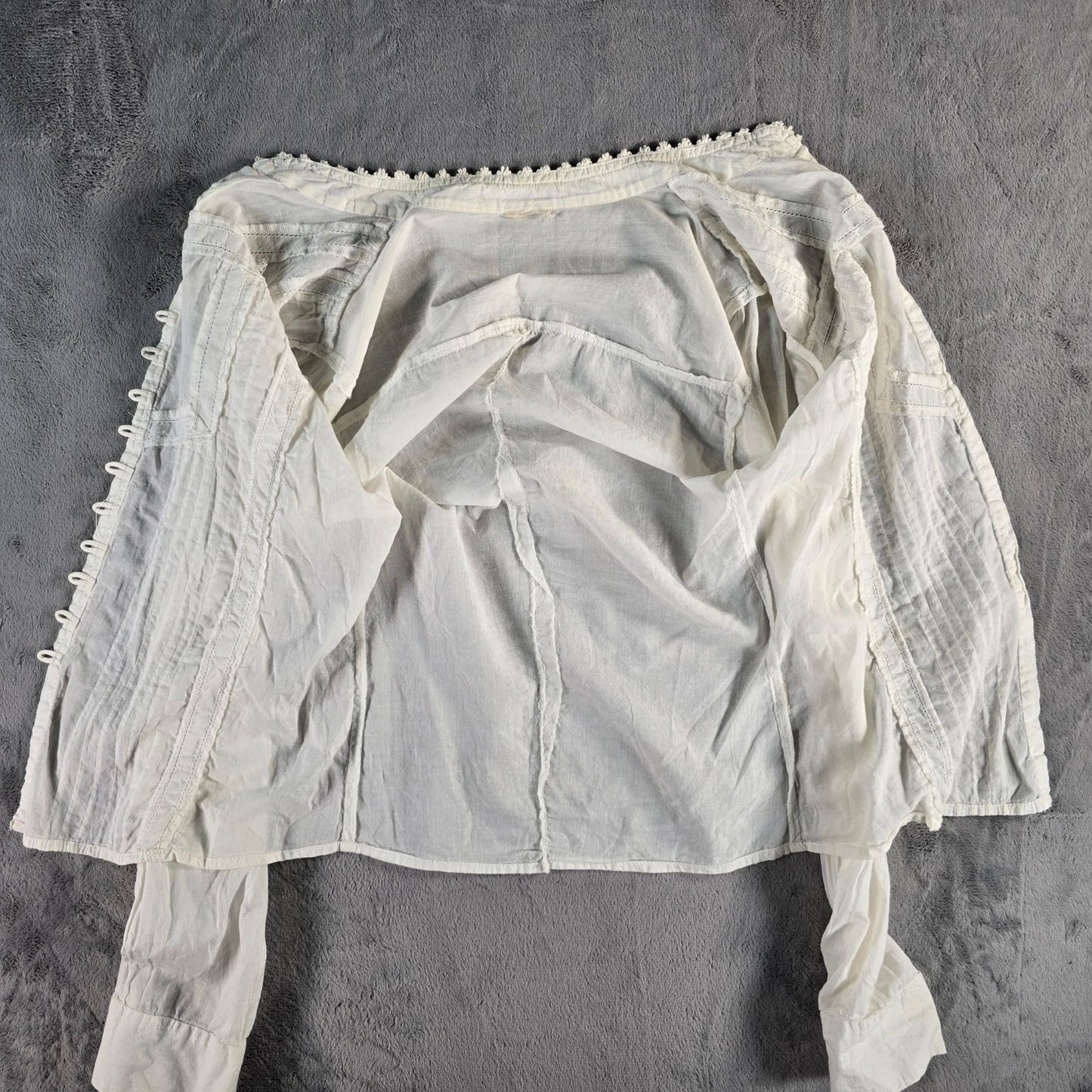 Distressed Vintage Y2K Cream Pintuck Pleated Lace Trim Boho/Victorian Blouse (M)