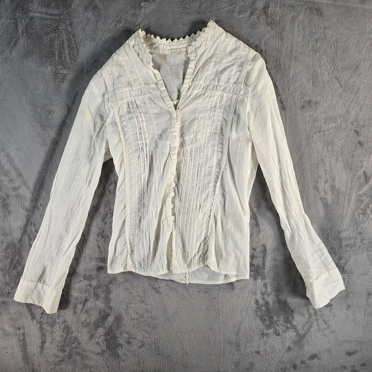 Distressed Vintage Y2K Cream Pintuck Pleated Lace Trim Boho/Victorian Blouse (M)