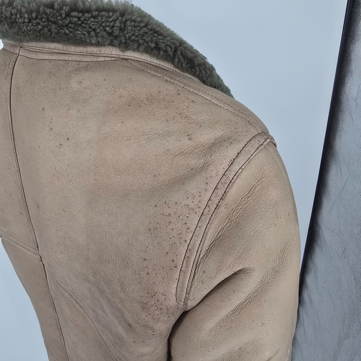 Distressed Vintage 1980s Scout Leather Italian Sheepskin Shearling Car Coat (M)