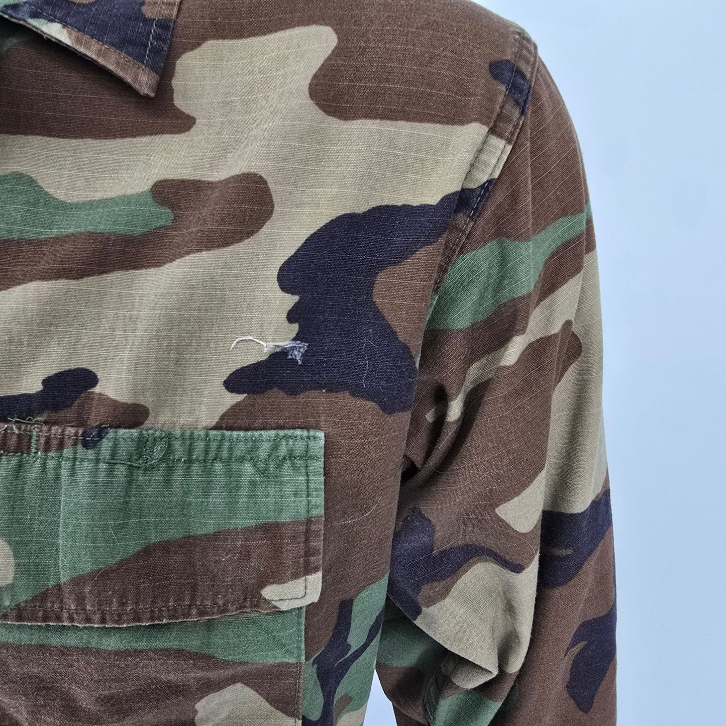 Vintage 1999 U.S Army Woodland Camouflage Pattern Hot Weather Combat Coat (S)