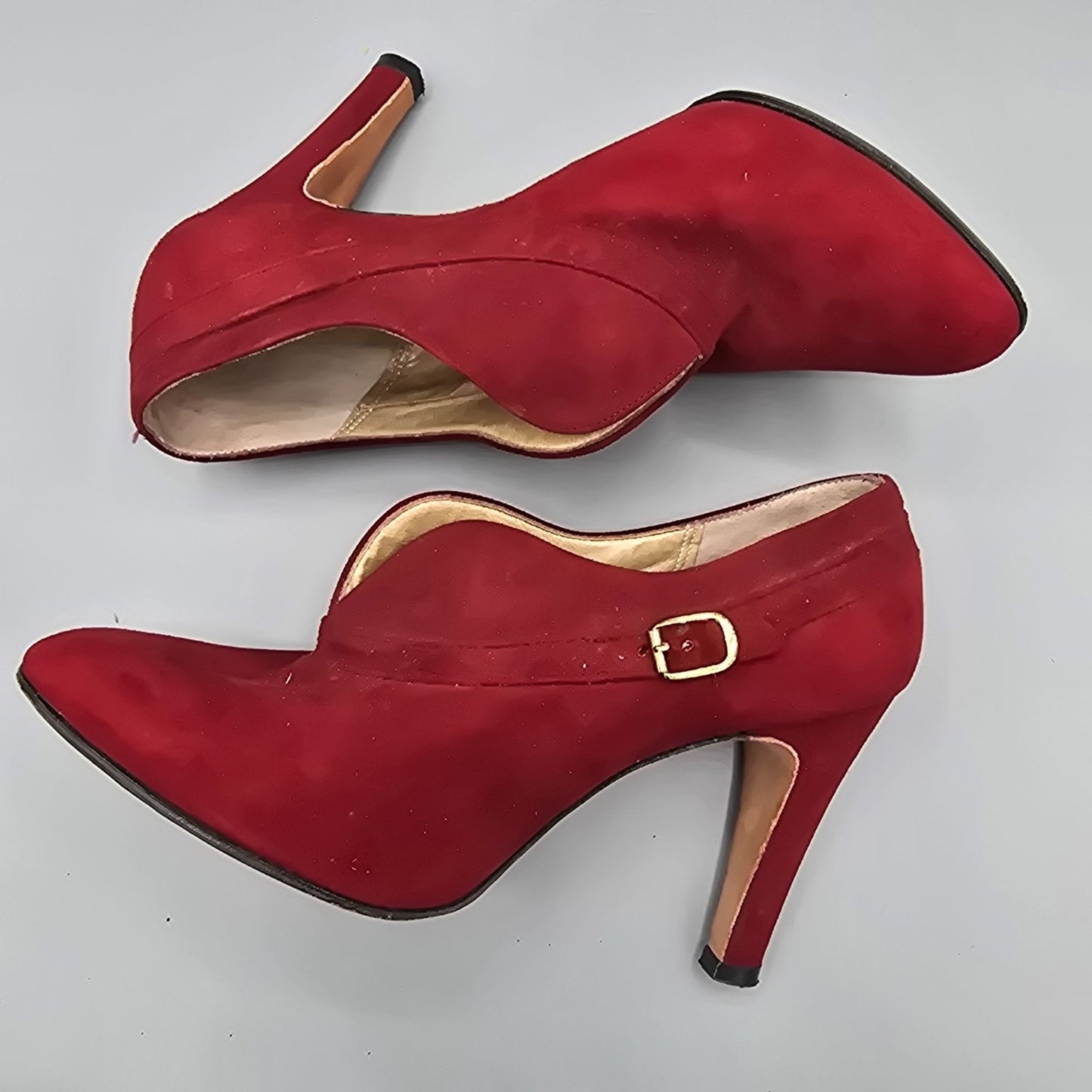 Vintage 1980s Johansen V-Vamp Scarlet Suede Made in USA Shootie Pumps (4B)