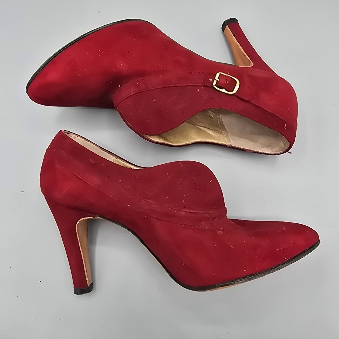 Vintage 1980s Johansen V-Vamp Scarlet Suede Made in USA Shootie Pumps (4B)