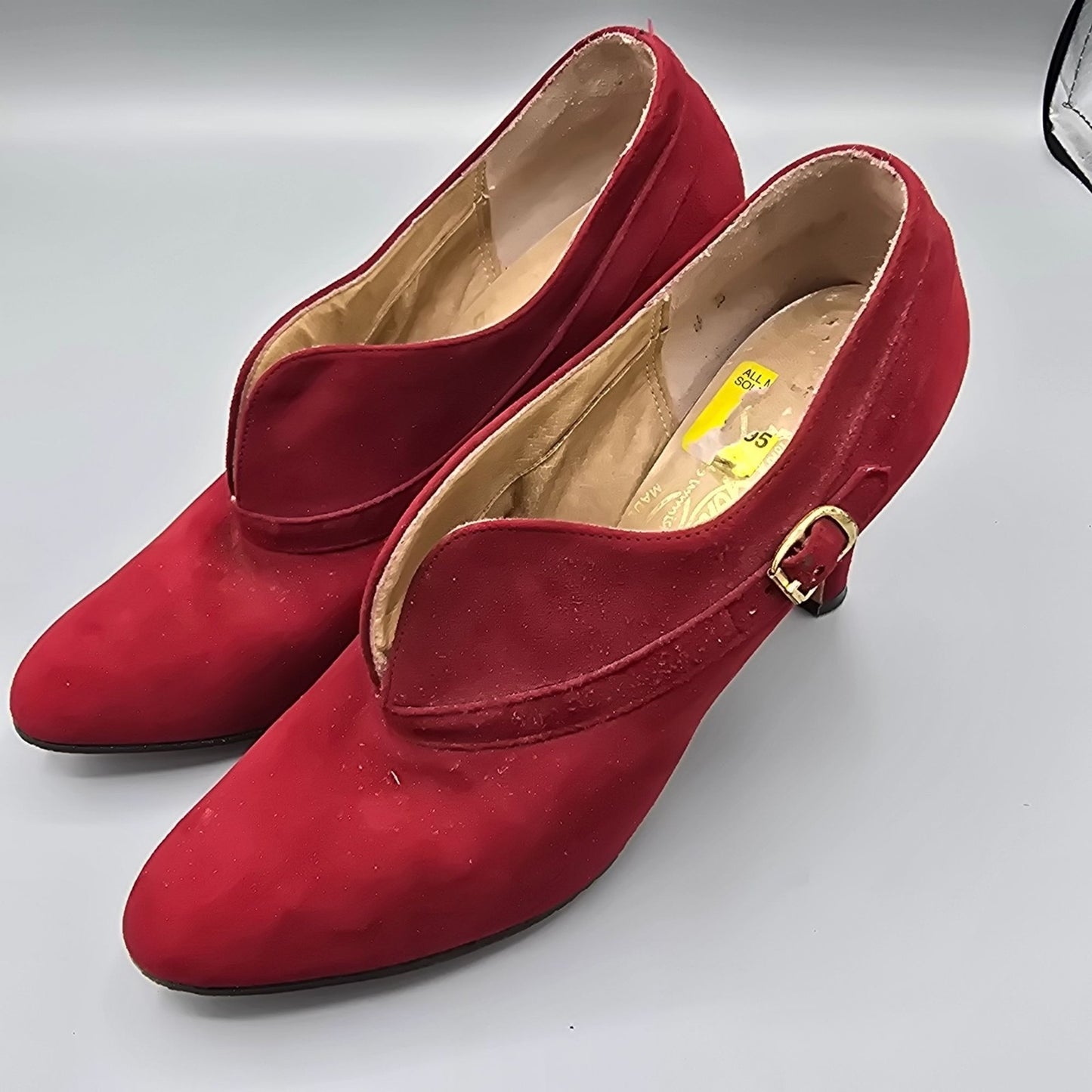 Vintage 1980s Johansen V-Vamp Scarlet Suede Made in USA Shootie Pumps (4B)