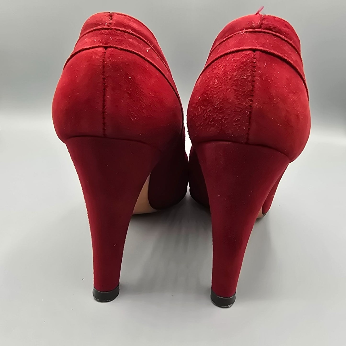 Vintage 1980s Johansen V-Vamp Scarlet Suede Made in USA Shootie Pumps (4B)