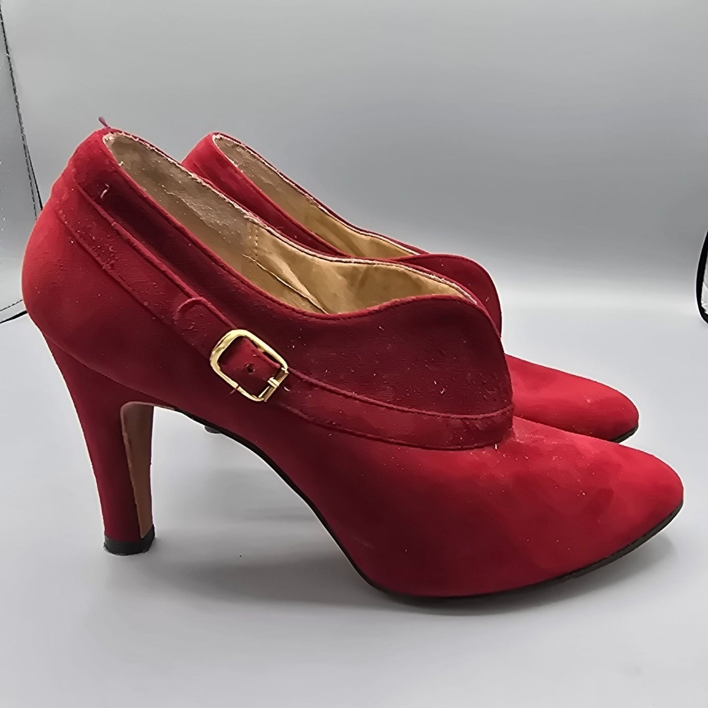 Vintage 1980s Johansen V-Vamp Scarlet Suede Made in USA Shootie Pumps (4B)