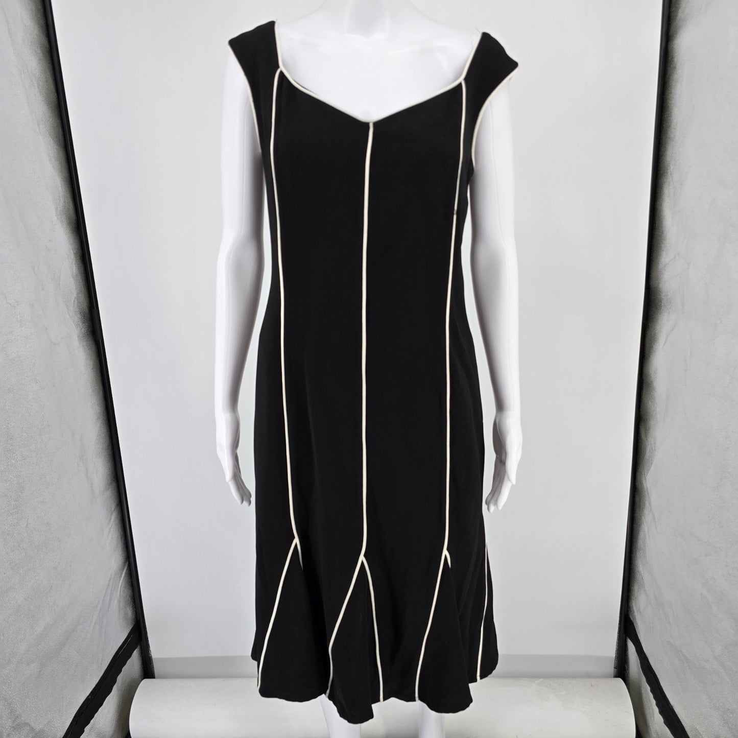 2010s David Warren New York Black/White Piped Sleeveless Cocktail Dress (6/S)