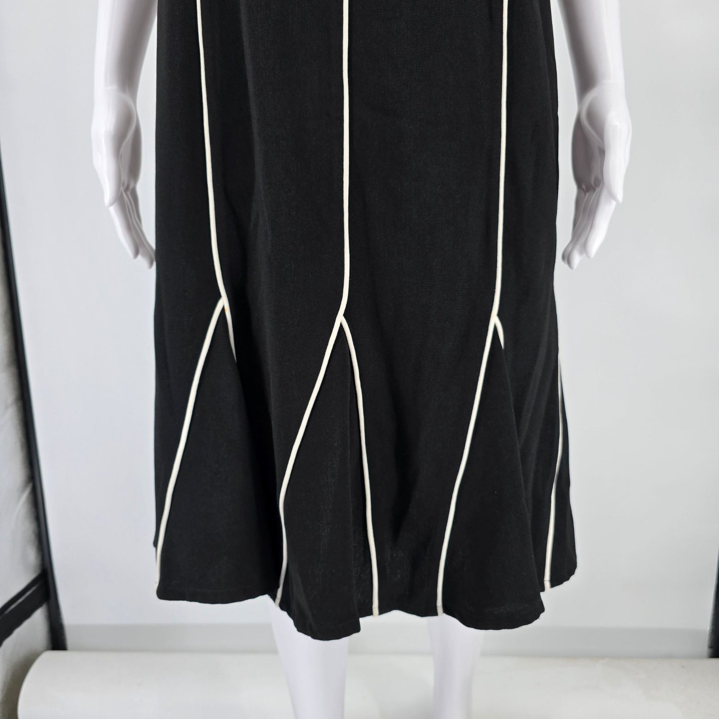 2010s David Warren New York Black/White Piped Sleeveless Cocktail Dress (6/S)