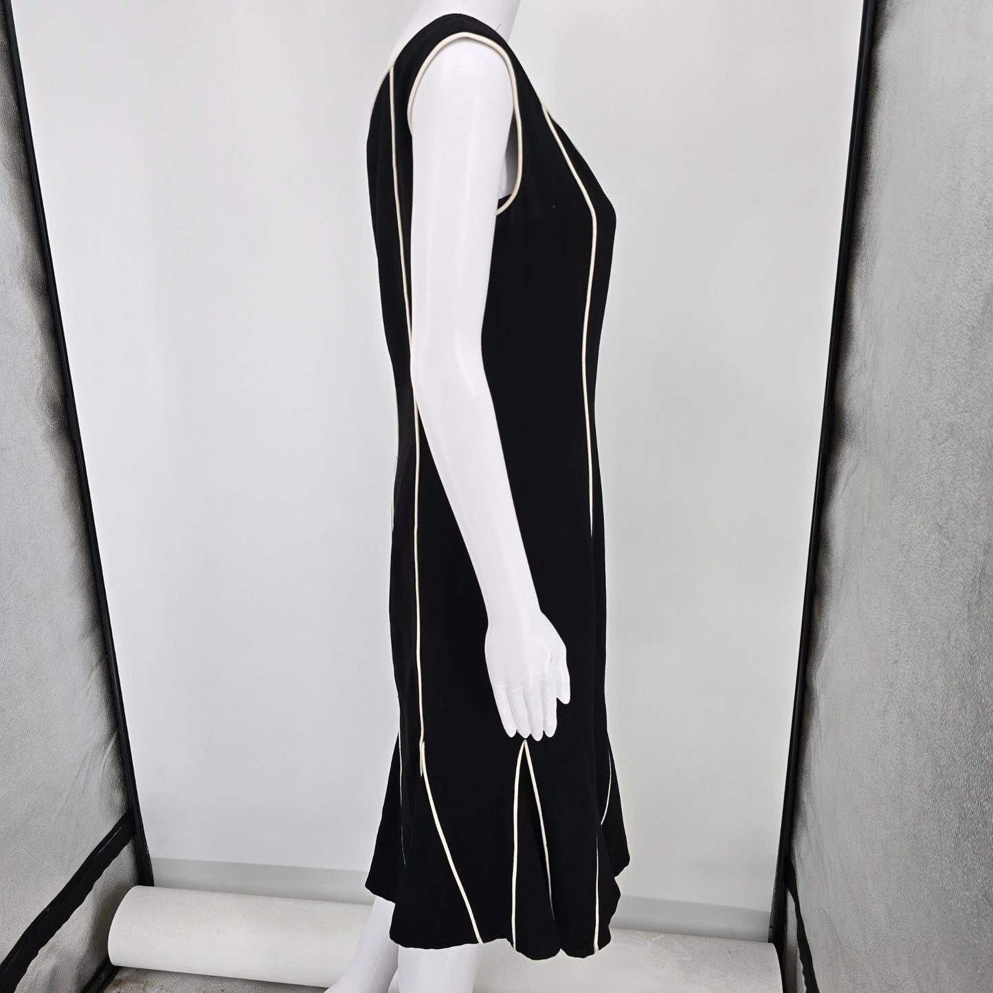 2010s David Warren New York Black/White Piped Sleeveless Cocktail Dress (6/S)