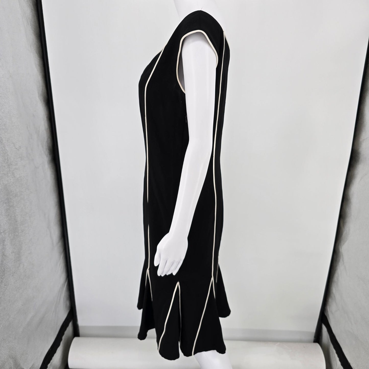2010s David Warren New York Black/White Piped Sleeveless Cocktail Dress (6/S)