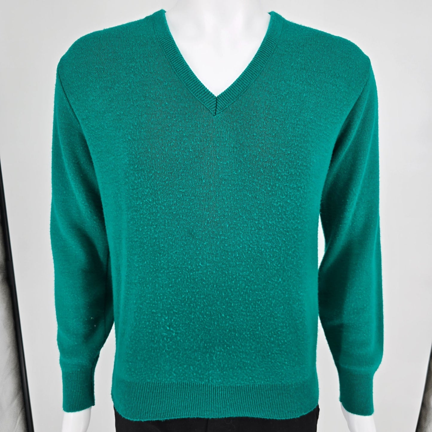 Vintage 1980s Robert Bruce Made in USA Orlon Acrylic Green V-Neck Sweater (M)
