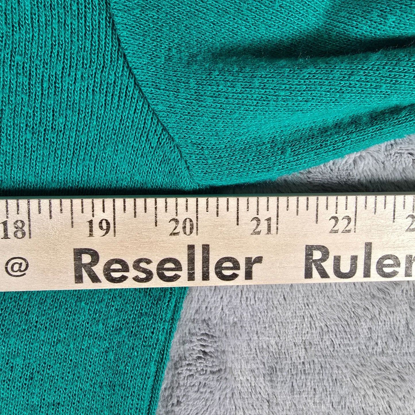 Vintage 1980s Robert Bruce Made in USA Orlon Acrylic Green V-Neck Sweater (M)