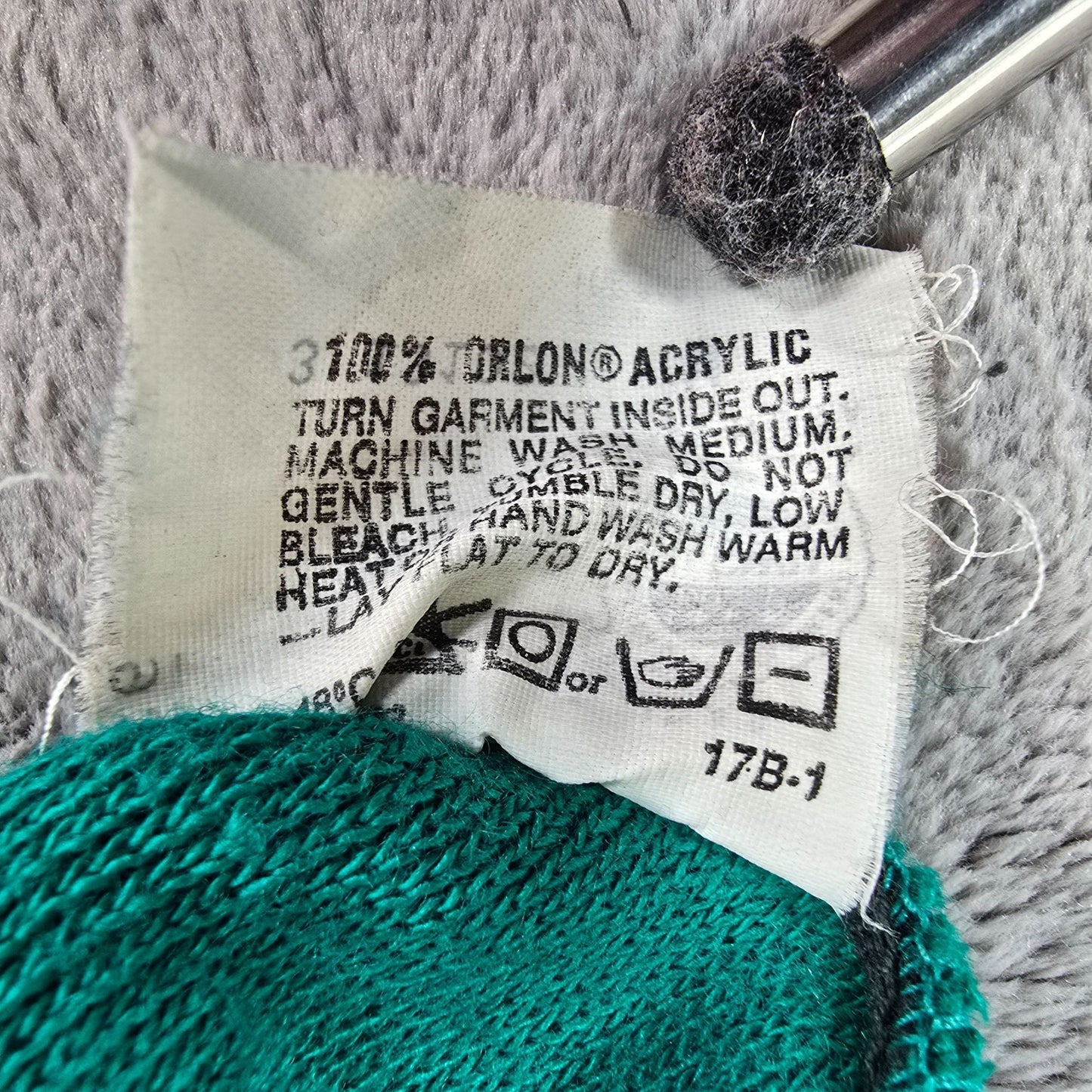 Vintage 1980s Robert Bruce Made in USA Orlon Acrylic Green V-Neck Sweater (M)