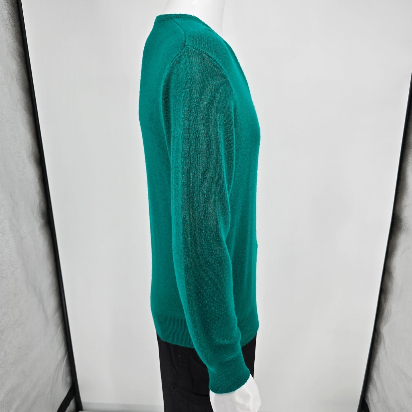 Vintage 1980s Robert Bruce Made in USA Orlon Acrylic Green V-Neck Sweater (M)