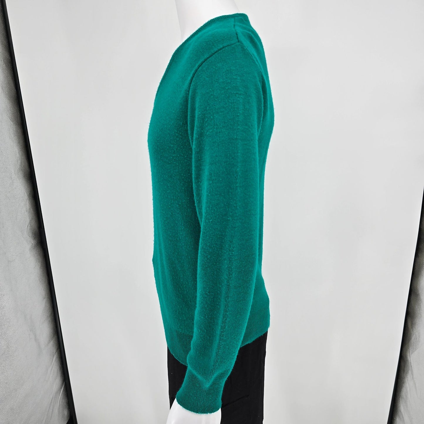 Vintage 1980s Robert Bruce Made in USA Orlon Acrylic Green V-Neck Sweater (M)