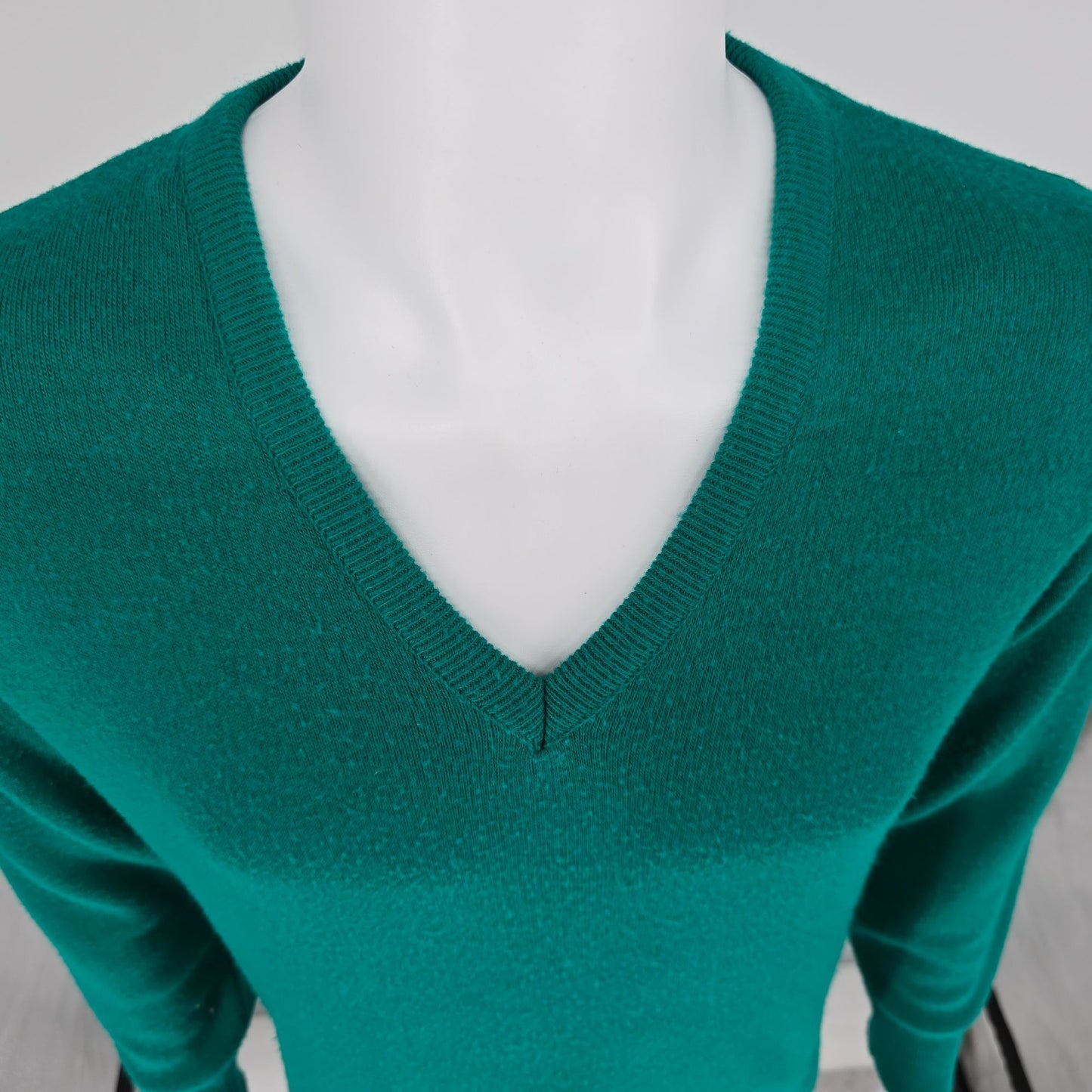 Vintage 1980s Robert Bruce Made in USA Orlon Acrylic Green V-Neck Sweater (M)