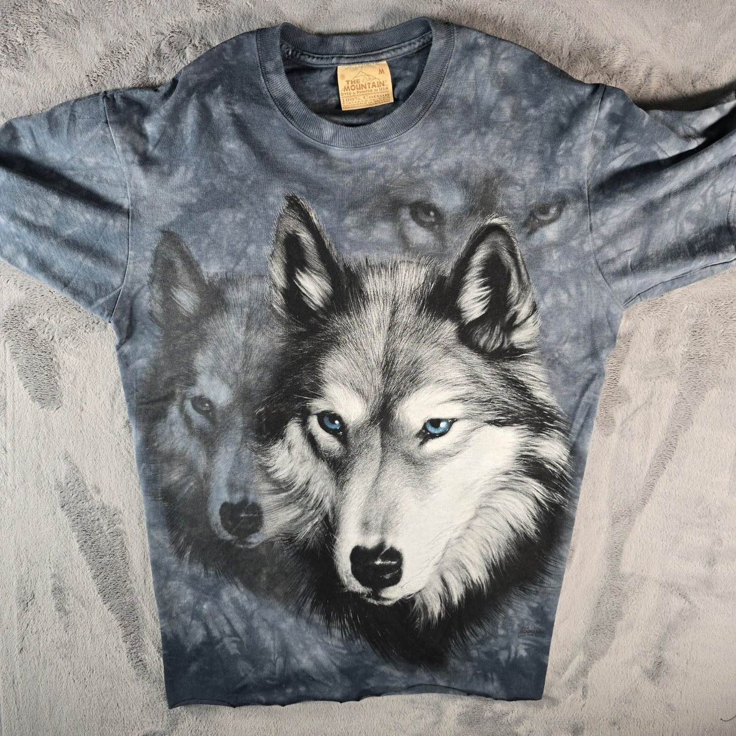 Vintage Y2K The Mountain DIY Cut Out Hem Blue-Eyed Wolf Tie-Dye T-Shirt (M)