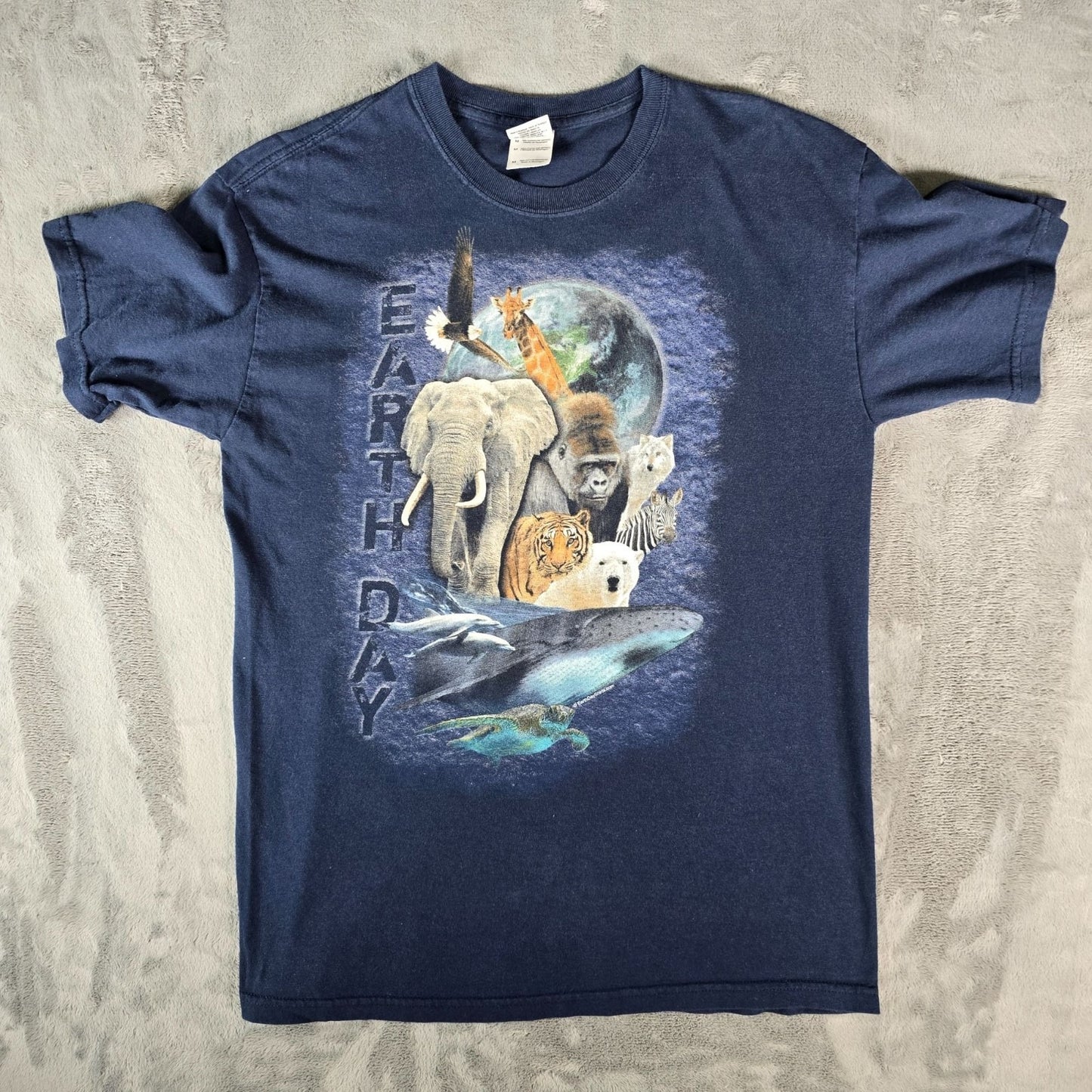 Early 2010s Gildan Heavy Cotton Earth Day Wildlife Collage Navy T-Shirt (M)