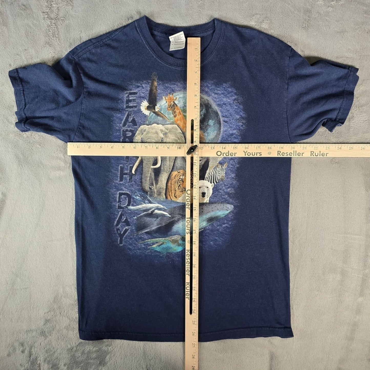 Early 2010s Gildan Heavy Cotton Earth Day Wildlife Collage Navy T-Shirt (M)