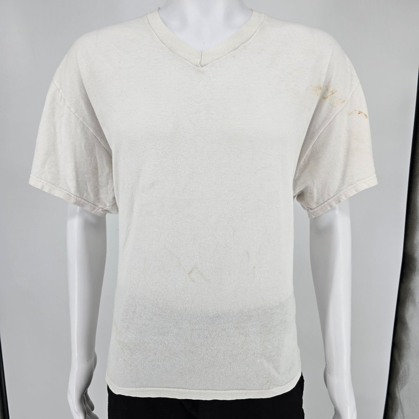 Vintage 2000s Distressed Fruit of the Loom Blank White V-Neck T-Shirt (2XL)