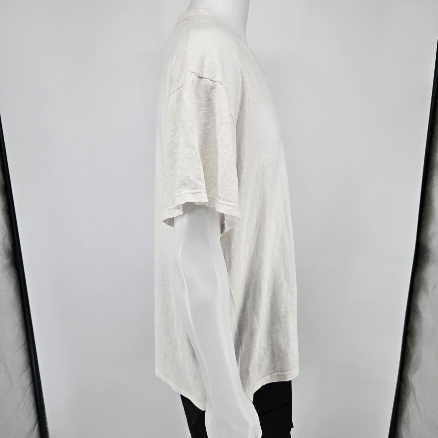 Vintage 2000s Distressed Fruit of the Loom Blank White V-Neck T-Shirt (2XL)