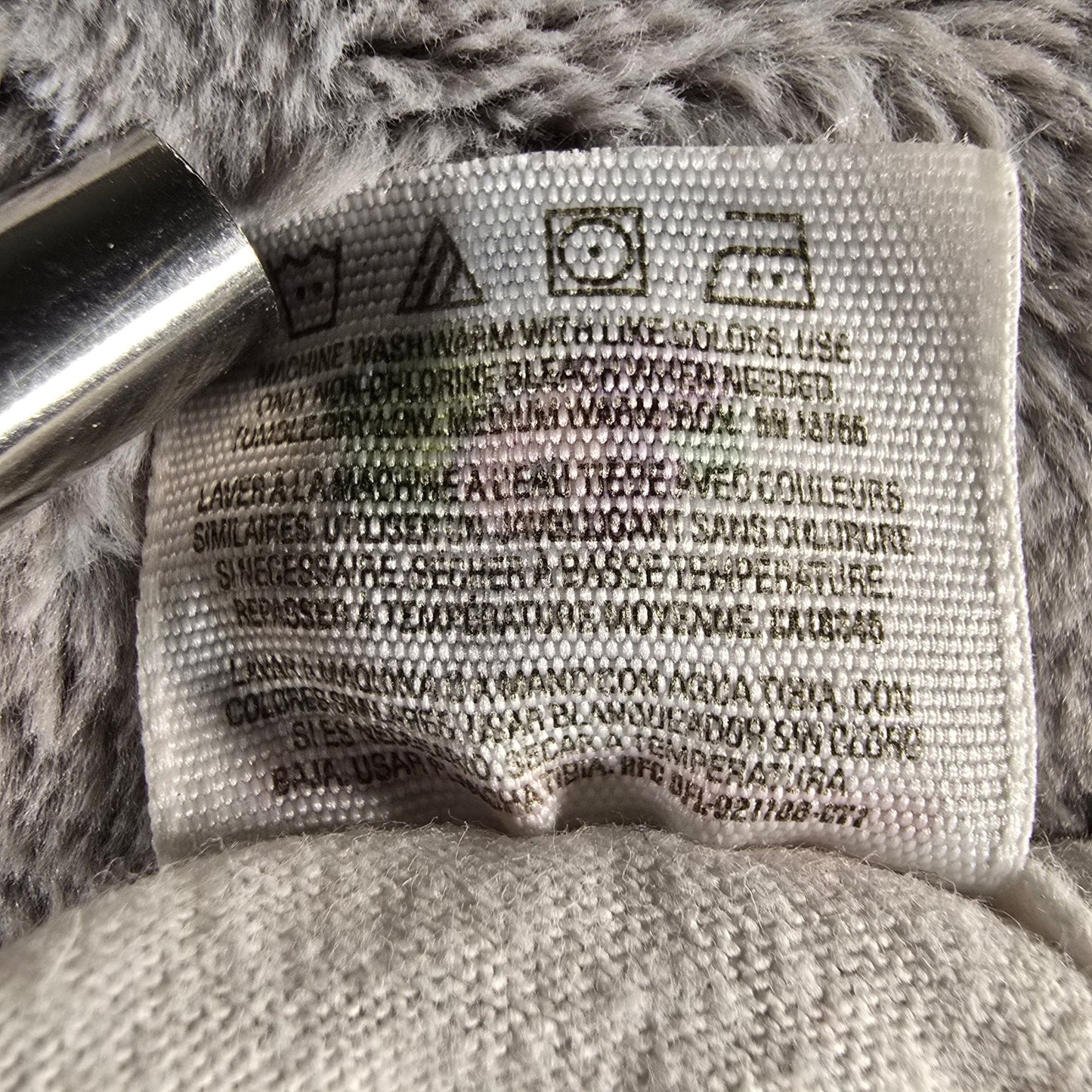 Vintage 2000s Distressed Fruit of the Loom Blank White V-Neck T-Shirt (2XL)