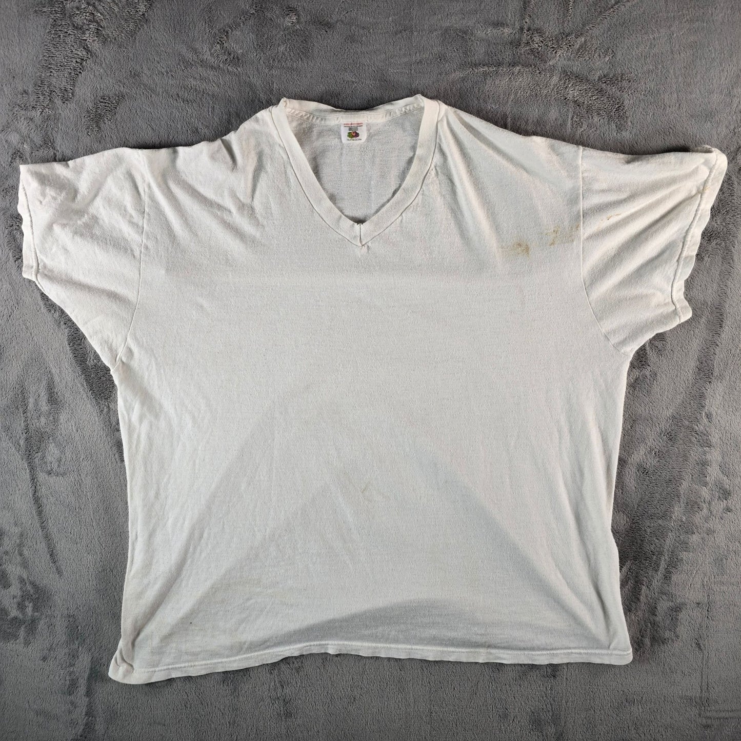 Vintage 2000s Distressed Fruit of the Loom Blank White V-Neck T-Shirt (2XL)
