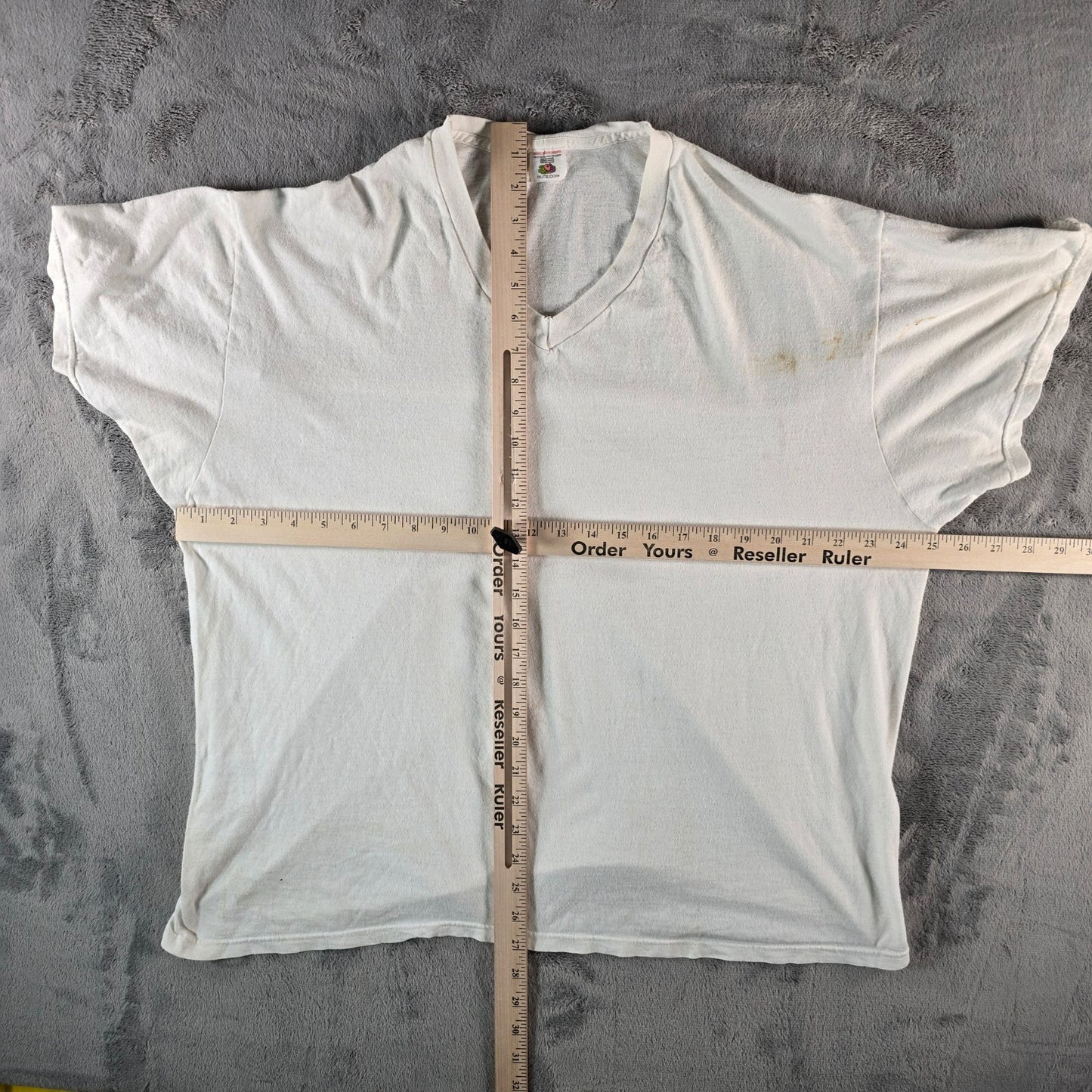 Vintage 2000s Distressed Fruit of the Loom Blank White V-Neck T-Shirt (2XL)