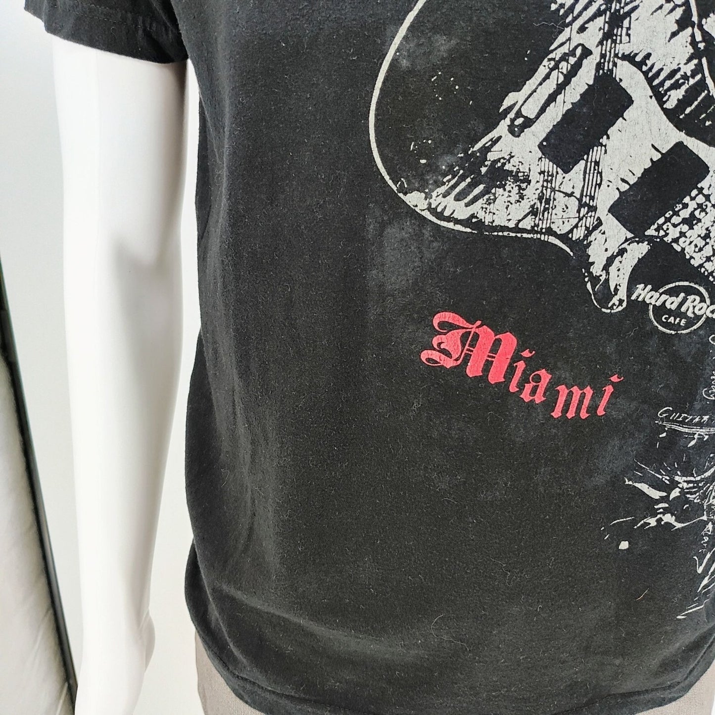 Hard Rock Cafe Miami Y2K Aesthetic Embroidered Black and Red Graphic T-Shirt (S)